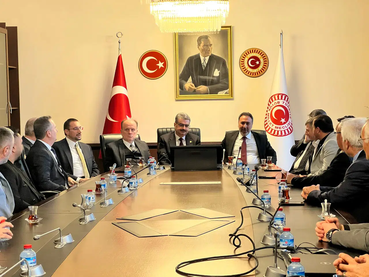 Konya Vekili Erdem, Konyalı muhtarları Meclis’te ağırladı