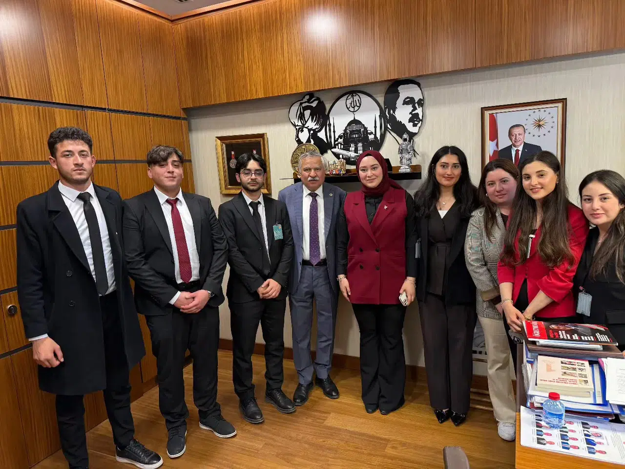 Konya Milletvekili Selvi Meclis’te öğrencileri ağırladı