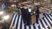 Kafede yanına gelip, kendisini dışarı çıkarmak isteyen 2 kişiyi tabancayla vurdu