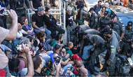 Netanyahu'nun partisinin önünde polis ile protestocular çatıştı