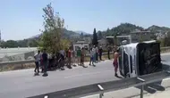 Turistleri taşıyan minibüs devrildi