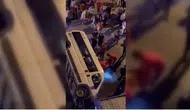 Servis minibüsü ile otomobil çarpıştı
