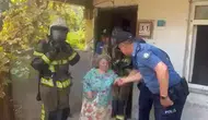 4 katlı binada çıkan yangında mahsur kaldı