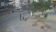 Yakınına el sallarken yola çıktığı sırada otomobil çarptı