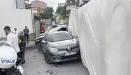 TIR iki aracın üzerine devrildi