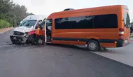 İki tur minibüsünün çarpıştığı kazada 13 turist yaralandı