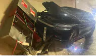Otomobil yangın panosuna çarptı