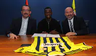 Fenerbahçe'den geleceğe yatırım! 5 yıllık sözleşme imzalandı
