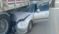 Otomobil, park halindeki TIR'a çarptı: 4 yaralı