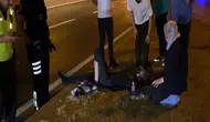 Anne yaralı oğlunun elini tutarak moral verdi