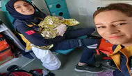 Hastaneye giderken ambulansta doğum yaptı