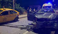 Otomobil, taksiye çarptı