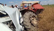 Otomobil park halindeki traktöre çarptı: 3 ölü, 1 yaralı