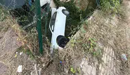 Otomobil apartmanın bahçesine uçtu; 1 yaralı