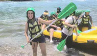 Ayşegül Büyüksarı arkadaşları ile Manavgat’ta raftingde