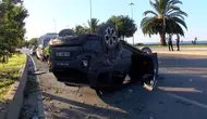 Otomobil  ağaca çarpıp takla attı
