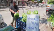 Salah Beşiktaş'a gelmedi ama sözünü bozmadı! Vatandaşa ücretsiz karpuz dağıttı