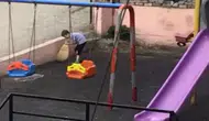Çocuklardan örnek davranış: Oynadıkları parkı temizlediler!