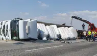 Karapınar’da feci kaza! Kontrolden çıkan tır refuje devrildi