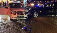 İki otomobil çarpıştı: 2 yaralı