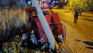 Otomobil, yolun karşısına geçmeye çalışan aileye çarptı: 1 ölü, 4 yaralı
