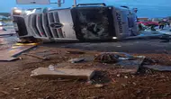 Otomobille çarpışan TIR durağa devrildi: 2 ölü