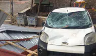 Konya'da çıkan fırtınada okul çatısı uçtu: Arabalar zarar gördü!