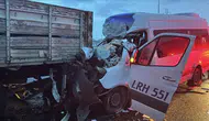 Kamyon ile servis minibüsü çarpıştı