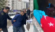 Bayrağı çöpe attı ‘vatan hainleri’ diye paylaşım yaptı