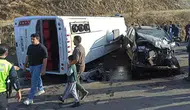 Midibüs ile kamyonet çarpıştı: 12 yaralı