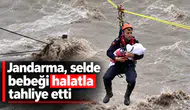 Jandarma, selde bebeği halatla tahliye etti