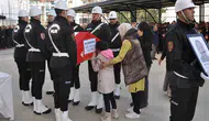 Polis babasının tabutunun başında gözyaşı döktü