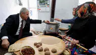 Konya Valisi Akın ocak başına geçti, ekmek yaptı
