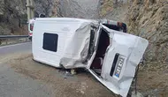 Minibüs takla attı: 1’i ağır 4 yaralı