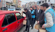 AK Parti Vekili ezana dakikalar kala sokakta iftarlık dağıttı