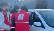 Türk Kızılay'ı yolda olan vatandaşlara iftarlık dağıtıyor