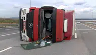 Virajı alamayan TIR devrildi