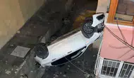 Otomobil 8 metre yüksekten bina boşluğuna düştü
