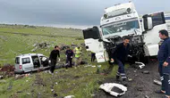 TIR ile hafif ticari araç çarpıştı: 2 ölü, 1 yaralı