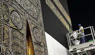 Kabe'nin örtüsü, hac sezonu için 3 metre yukarı kaldırıldı