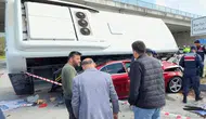 Halk otobüsü otomobilin üzerine devrildi
