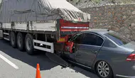 TIR'ın altına giren otomobilin sürücüsü yara almadan kurtuldu