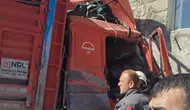Konya'da kontrolünü kaybeden kamyon duvara çarptı