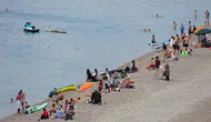 Hava ısındı, Konyaaltı Sahili'nde yoğunluk oluştu