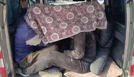 Hafif ticari araçtaki kaçak göçmenlere örtülü kamuflaj
