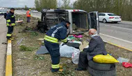 Konya'da hafif ticari araç refüje devrildi; 3 yaralı