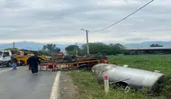 Otomobile çarpmamak için sürücüsünün manevra yaptığı kamyon devrildi; 5 yaralı
