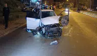 Park halindeki çekiciye çarpan otomobilden fırlayan kadın öldü