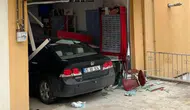 Fren yerine gaza bastı, arkadaşının iş yerine daldı