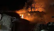 Bahçede çıkan yangın eve sıçradı; 2 kişi dumandan etkilendi